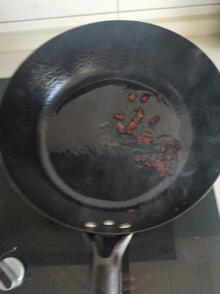 麻辣金针菇,榨<a style='color:red;display:inline-block;' href='/shicai/ 748'>花椒油</a>