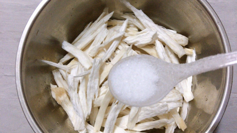 椒盐杏鲍菇,加两勺盐，搅拌均匀