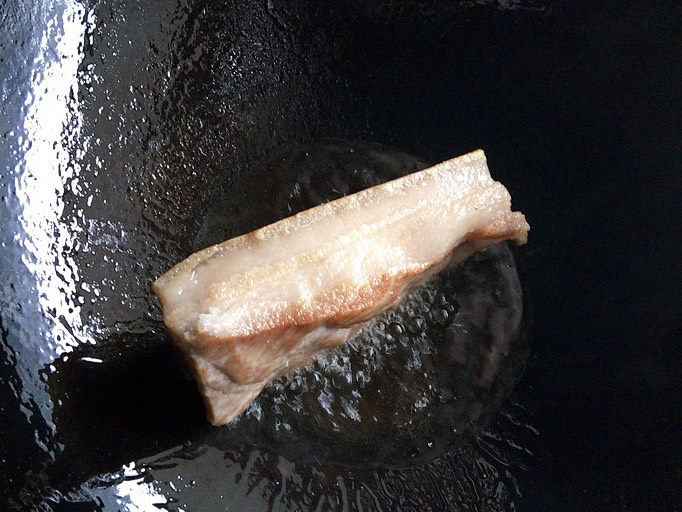 芋头扣肉,而后,四面封边煎一下,不用全熟。