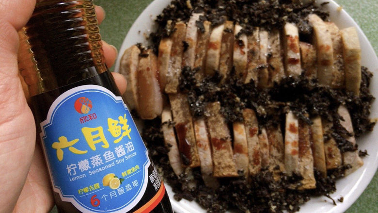 芋头扣肉,淋上柠檬蒸鱼酱油,用柠檬蒸鱼酱油,能让五花肉吃起来更加清爽
