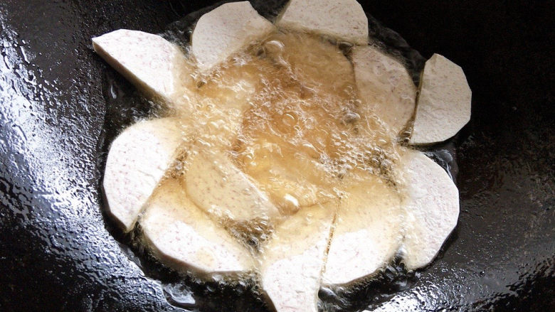 芋头扣肉,入油锅中干炸,炸至成熟