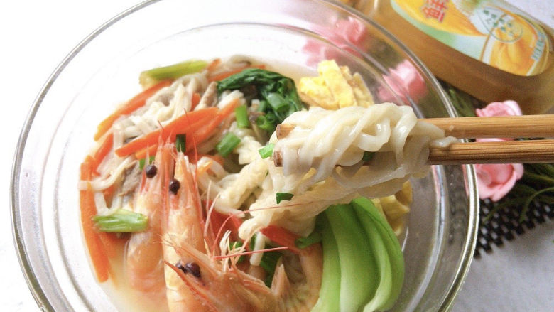 三鲜面,鲜虾鸡蛋蔬菜面,三味鲜美,何止三鲜。
