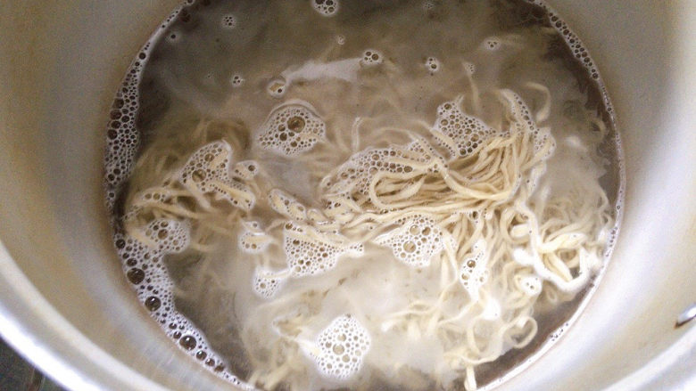 三鲜面,另起一口锅,利用煮汤的时间,提前捞一下,过过水