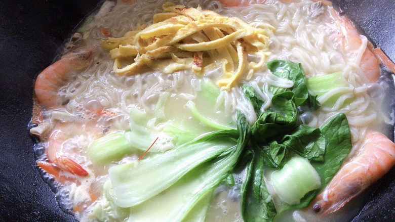 三鲜面,<a style='color:red;display:inline-block;' href='/shicai/ 3517'>青菜</a>以及蛋丝,煮至沸腾