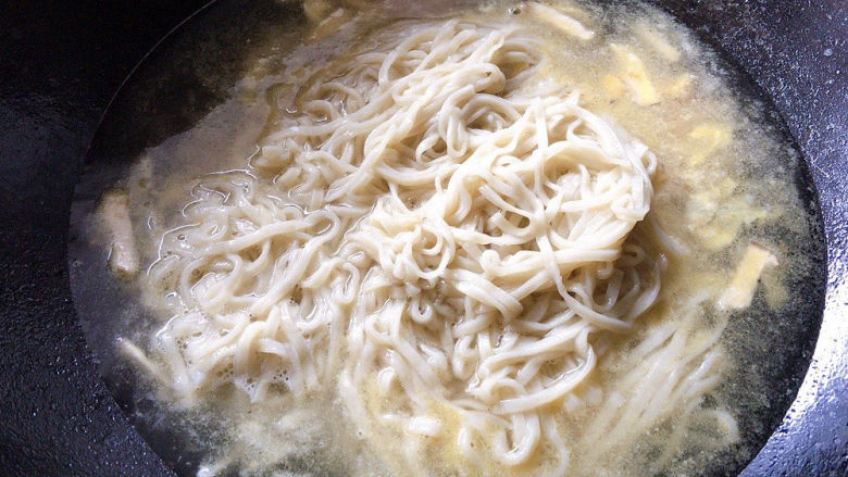 三鲜面,而后捞出,加入汤中
