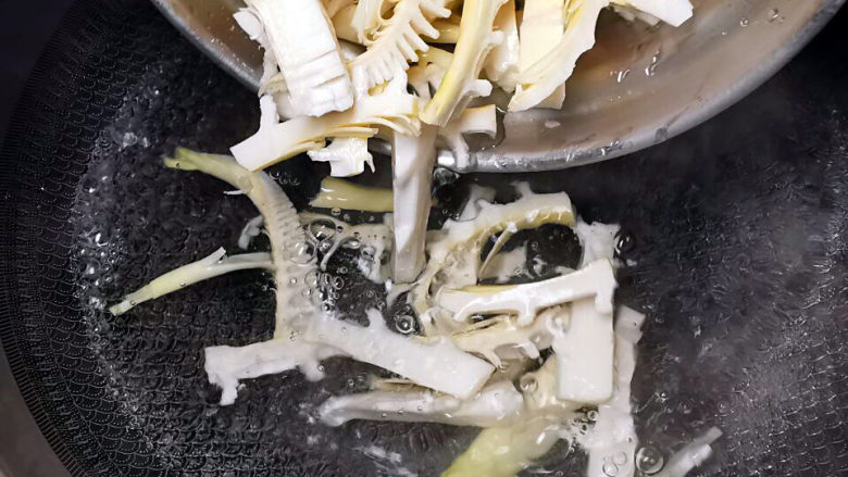 清炒春笋,水不必完全烧开,有点热,就下笋片