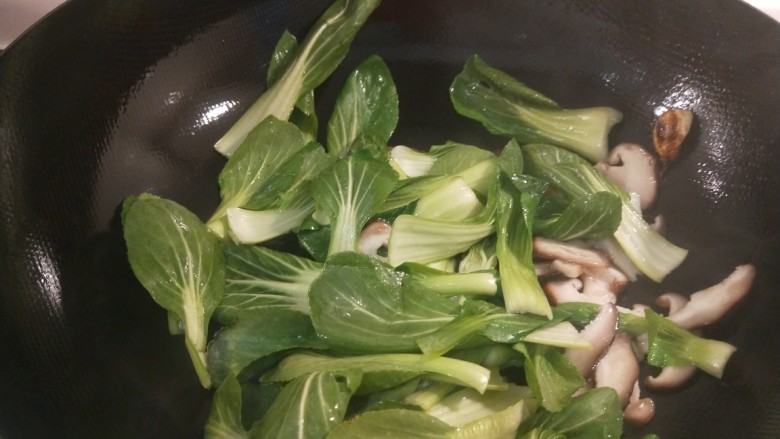 清炒油菜,倒入油菜。