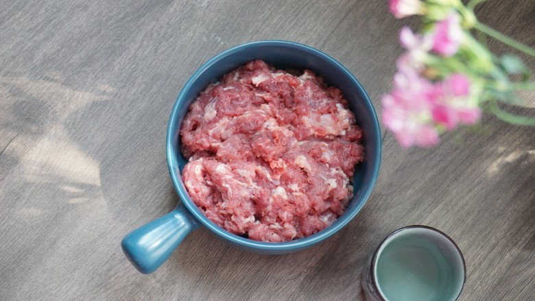 肉末鸡蛋羹,搅拌均匀腌制10分钟