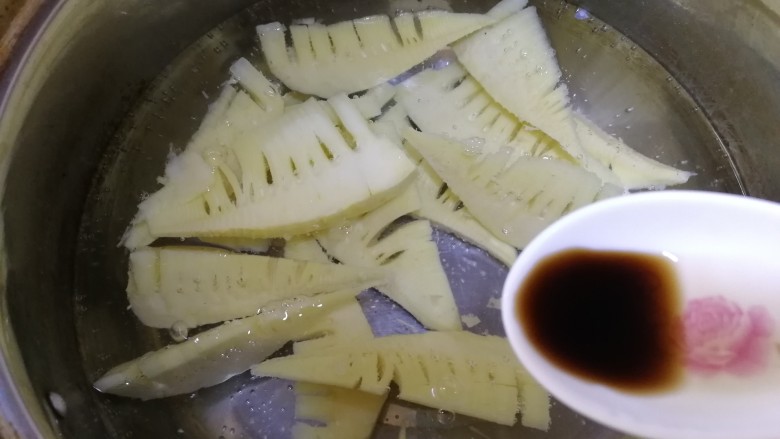 油焖春笋,水开焯水2分钟,加醋去掉笋里面的草酸,减少笋的苦涩味。