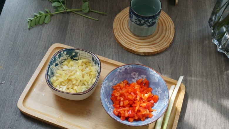 肉末粉丝煲1,准备蒜,姜,葱和<a style='color:red;display:inline-block;' href='/shicai/ 86663'>红辣椒</a>