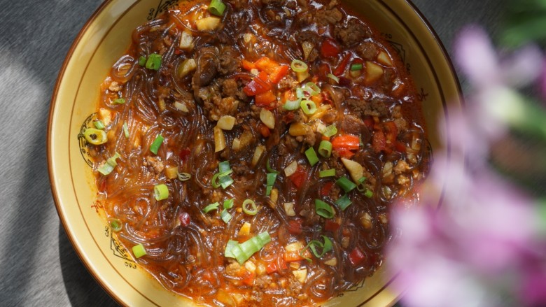 肉末粉丝煲1,煮好后盛出,撒点葱花即可