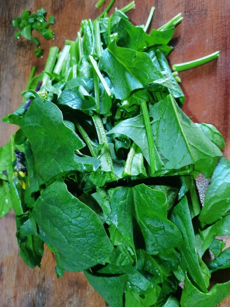 菠菜花生米,再把它切成小段