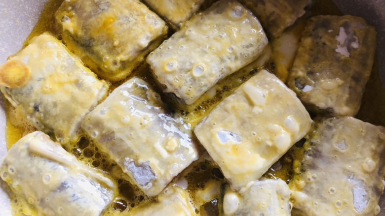 茄汁带鱼,锅中倒入适量食用油,放入裹好蛋液的带鱼小火煎至上色。