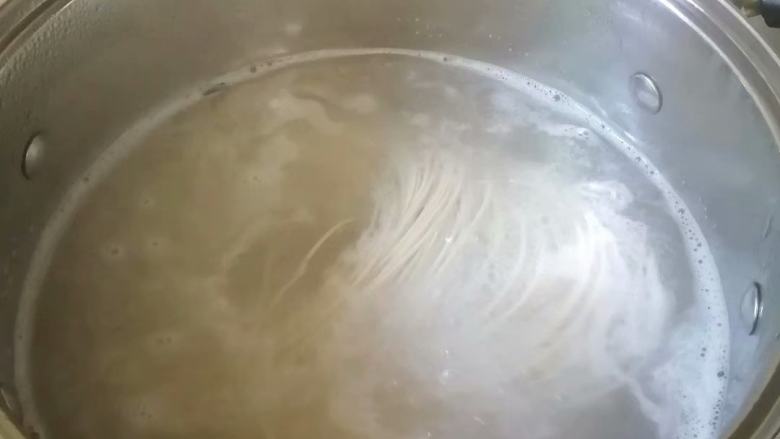 枸杞叶鸡蛋煮面条,汤锅内加入适量清水，水烧开后，加入面条，煮至熟