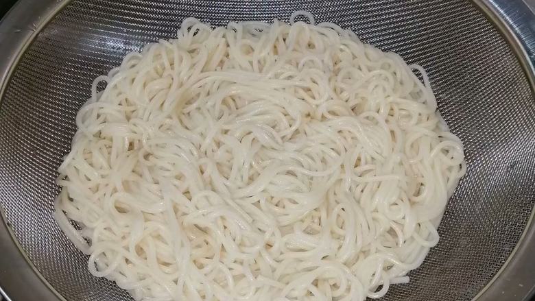 枸杞叶鸡蛋煮面条,捞出过冷河