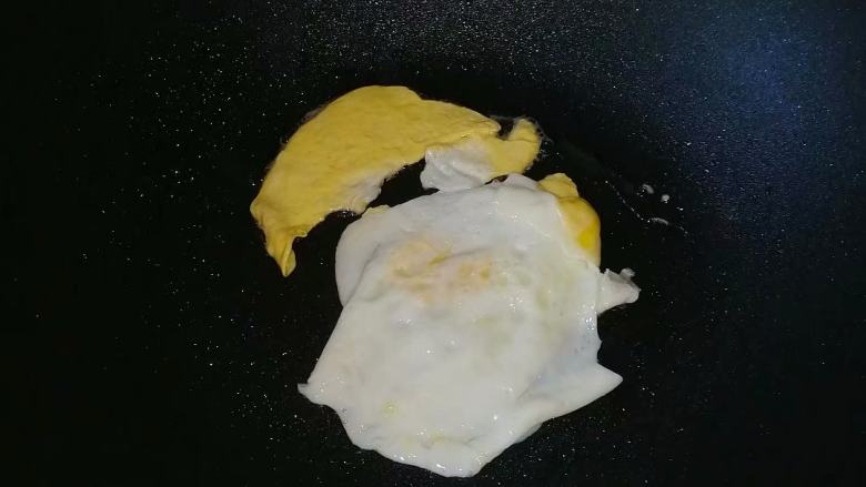 枸杞叶鸡蛋煮面条,翻面再煎至另一面熟