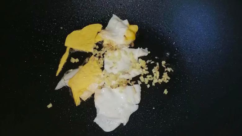 枸杞叶鸡蛋煮面条,加入姜末