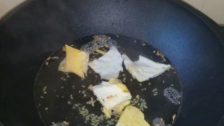 枸杞叶鸡蛋煮面条,加入开水，重新烧至水开