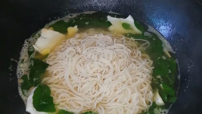 枸杞叶鸡蛋煮面条,加入面条​