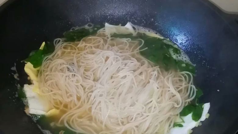 枸杞叶鸡蛋煮面条,煮至汤滚起便可