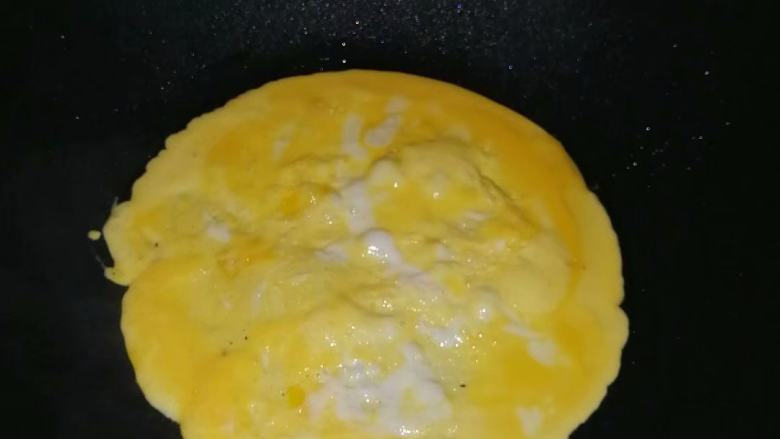 鸡蛋丝炒多谷米饭,热锅入油,倒入蛋液,中小火煎熟一面
