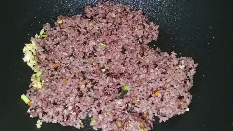 鸡蛋丝炒多谷米饭,
加入多谷米饭