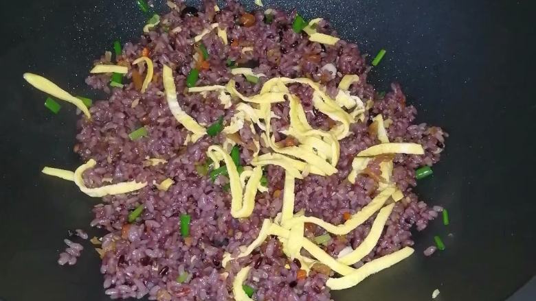 鸡蛋丝炒多谷米饭,炒匀便可出锅,因为菜脯本身偏咸,所以没有加盐了,各位可以根据个人口味酌量加入