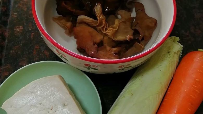 素炒豆腐角,准备材料,<a style='color:red;display:inline-block;' href='/shicai/ 233'>木耳</a>用清水浸发