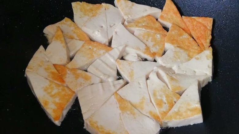 素炒豆腐角,一面煎至金黄色后,翻面再煎至另一面金黄色