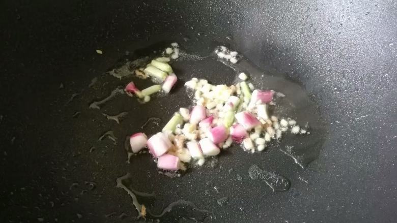 素炒豆腐角,重新热油锅,加入姜末和葱白,爆出香味