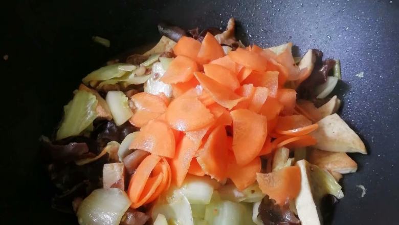 素炒豆腐角,加入胡萝卜,炒2分钟,大火收汁便可