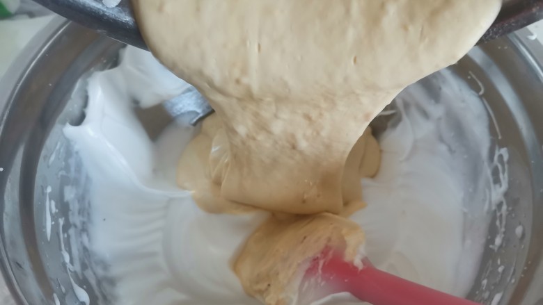 草莓果酱蛋糕,再倒回到剩余的蛋白霜里,同样的手法翻拌均匀