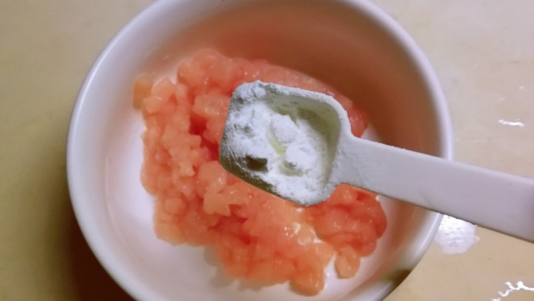 肉末鸡蛋羹,放入碗里,加入淀粉。