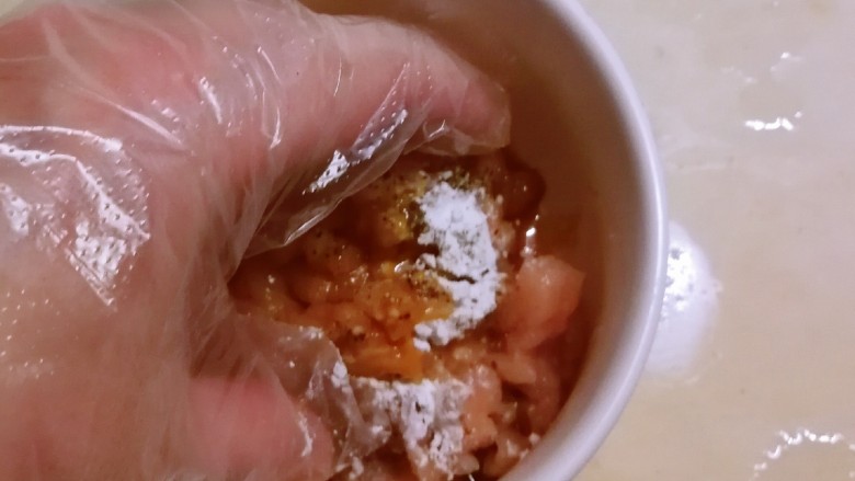 肉末鸡蛋羹,反复抓拌入味,静置15分钟。