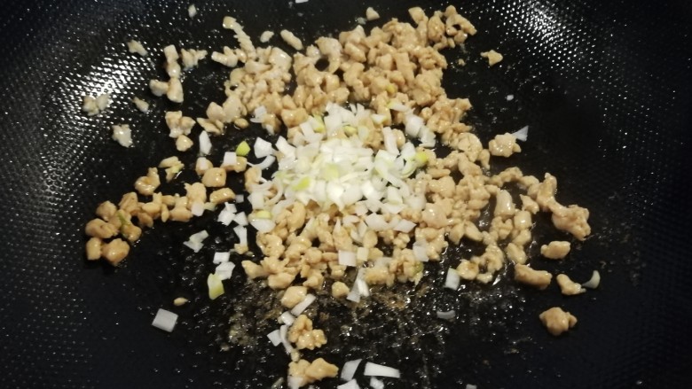 肉末鸡蛋羹,起油锅放入食用油,油热之后放入肉末翻炒变色,放入葱碎去腥增香。