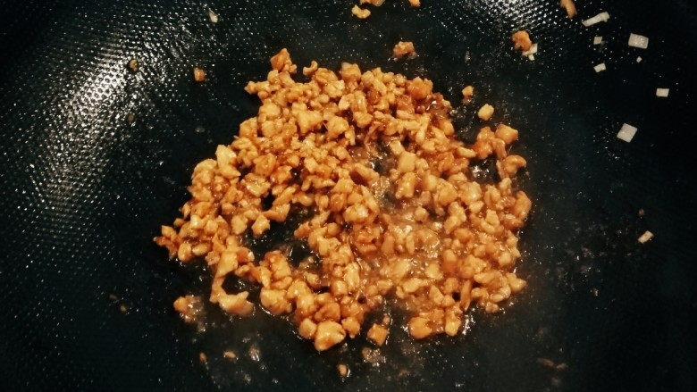 肉末鸡蛋羹,添加2汤匙清水,翻炒。
