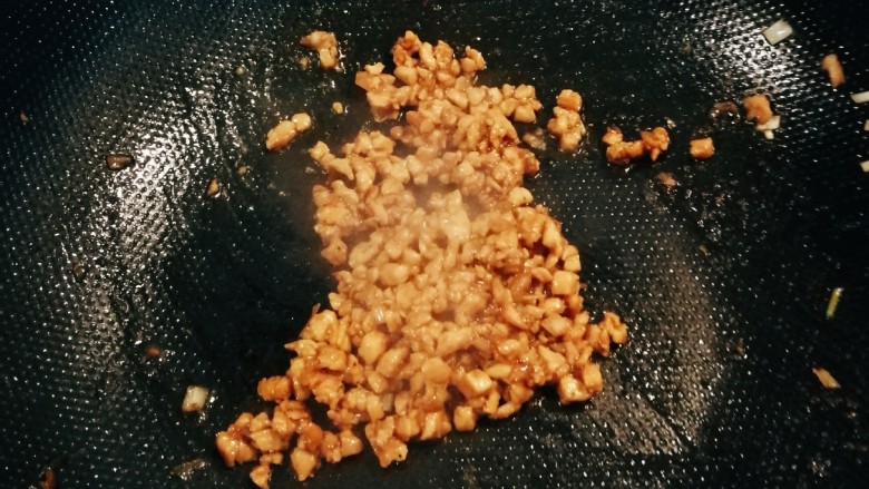 肉末鸡蛋羹,汤汁收干,关火。