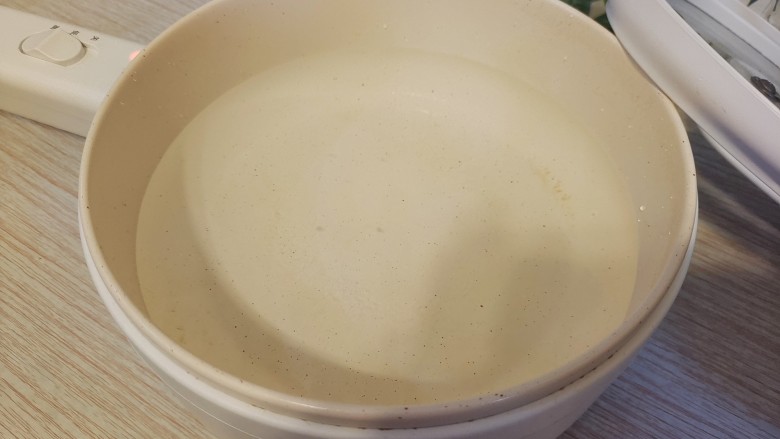茼蒿鱼丸汤,起锅烧水,烧开