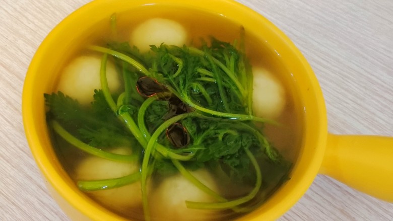 茼蒿鱼丸汤,我这香油放多了。这步应该撒少许葱花,蒜片。我不喜欢吃就没放。