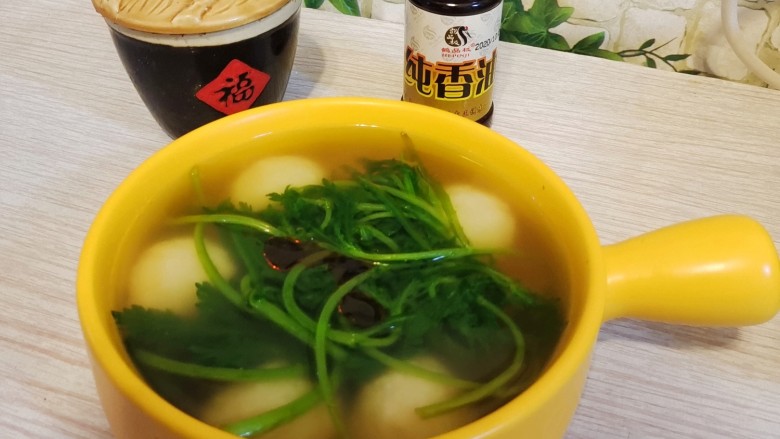 茼蒿鱼丸汤,喜欢的可以多放。鱼丸的鲜美搭配茼蒿的清香,棒极了。