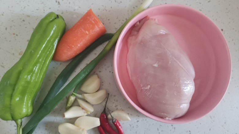 凉拌鸡丝,低卡减脂!,准备食材备用