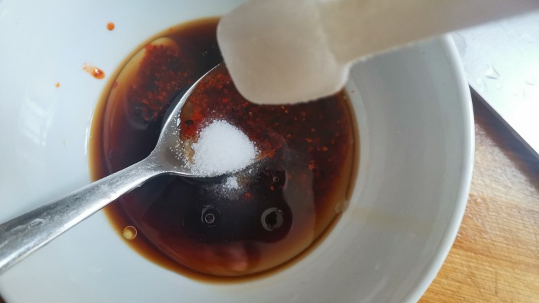 凉拌鸡丝,低卡减脂!,加入适量的盐