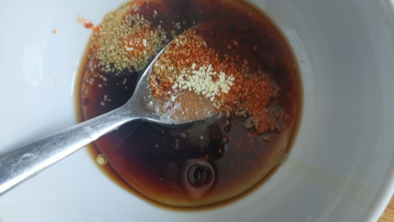 凉拌鸡丝,低卡减脂!,加入适量的鸡精