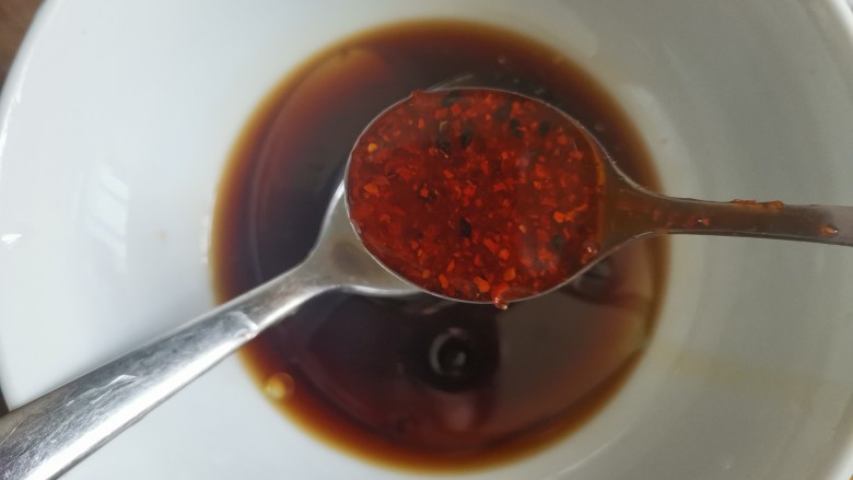 凉拌鸡丝,低卡减脂!,加入两勺<a style='color:red;display:inline-block;' href='/shicai/ 852'>辣椒油</a>