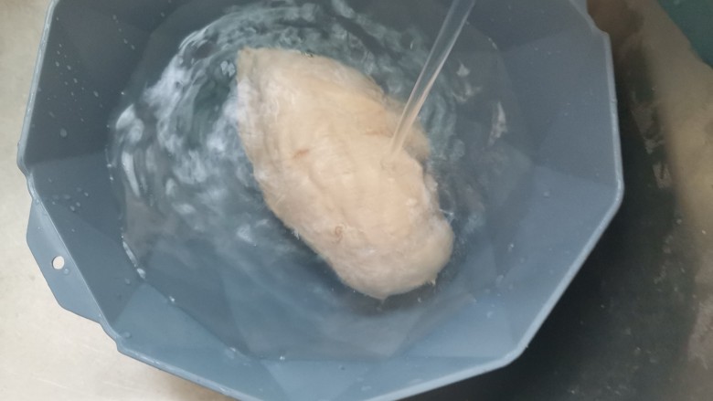 凉拌鸡丝,低卡减脂!,鸡胸肉煮好过凉水洗干净