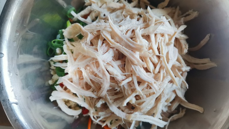 凉拌鸡丝,低卡减脂!,顺着鸡胸肉的纹理撕成丝