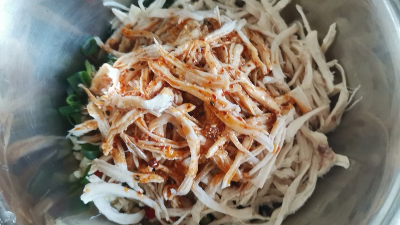 凉拌鸡丝,低卡减脂!,再倒入调好的料汁,抓拌均匀