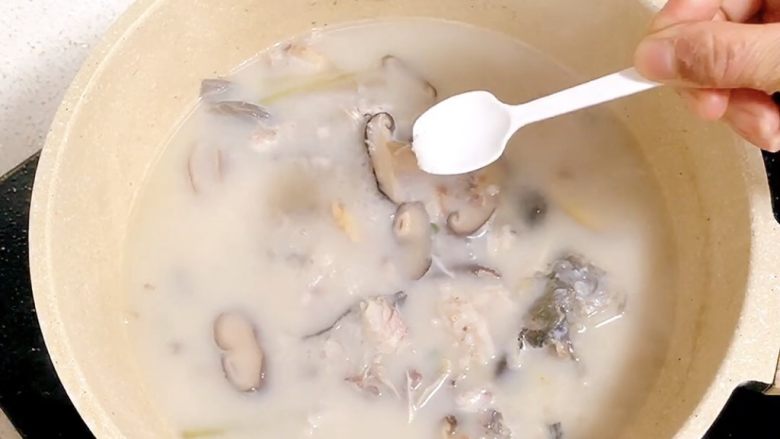 香菇鲫鱼汤,加一点盐,小火煮20分钟