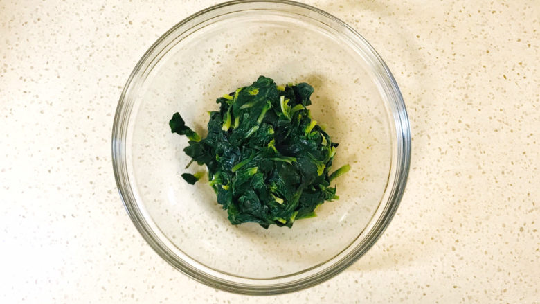 麻酱菠菜,挤干水分,装入玻璃器皿中