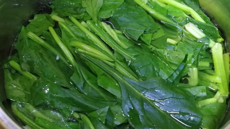 麻酱菠菜,水开放入几滴食用油,焯水30秒去掉草酸。